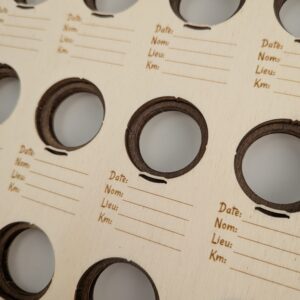 Support pour Collection de Badges Géocaching Personnalisable (Date, Lieu & Kilomètres) 2